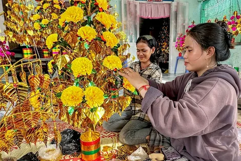 Giữ nghề làm hoa giấy dâng chùa - Nét đẹp mùa Kathina