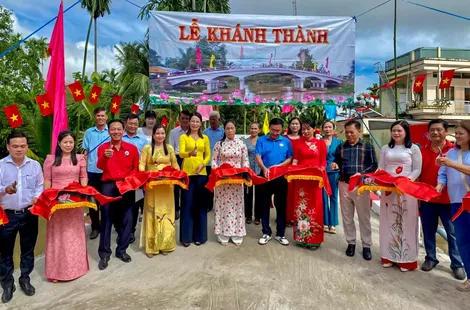 Khánh thành cầu Sáu Ni và trao quà tặng người dân, học sinh ở xã Hỏa Lựu