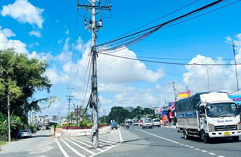 Cần sớm di dời trụ điện ở lòng đường