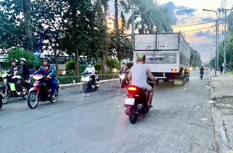 Nguy hiểm tình trạng đi ngược chiều ở Khu công nghiệp Tân Phú Thạnh
