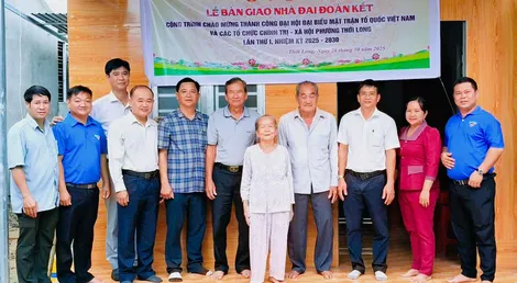 Bàn giao nhà Đại đoàn kết