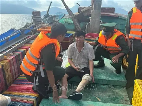 Kịp thời ứng cứu 8 thuyền viên gặp nạn trên vùng biển Côn Đảo