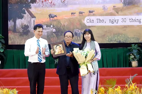 Nhà thơ Trần Đăng Khoa giao lưu với sinh viên Đại học Cần Thơ
