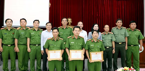 Khen thưởng các cá nhân có thành tích xuất sắc trong phòng, chống tội phạm