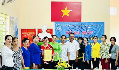 Hội LHPN phường Ô Môn ra mắt mô hình đan dây nhựa