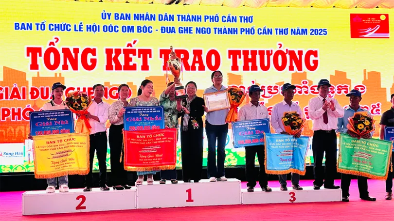 Các đội ghe Ngo nam, nữ của chùa Bô Tum Reng Sây Tum Núp bảo vệ thành công ngôi vô địch