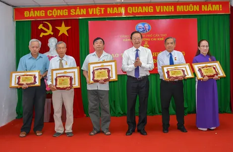 Tặng và truy tặng Huy hiệu Đảng cho 703 đảng viên
