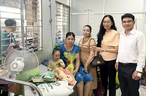 Trung tâm Công tác xã hội TP Cần Thơ thăm, tặng quà 20 bệnh nhi