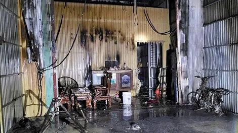 Đồng Tháp: Trụ điện phát nổ, lửa lan theo dây điện làm hư hại 4 nhà dân