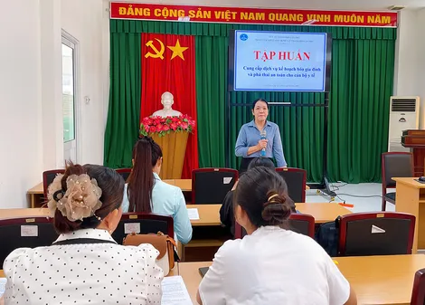 Tập huấn cung cấp dịch vụ kế hoạch hóa gia đình cho cán bộ y tế
