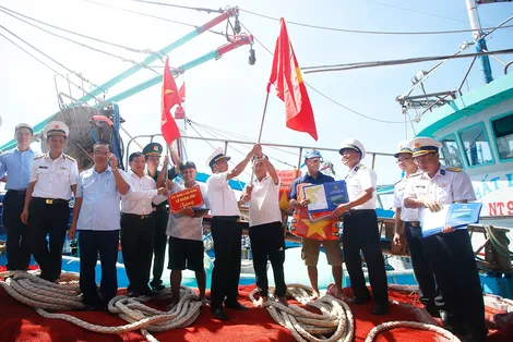 Bộ đội Hải quân là điểm tựa cho ngư dân vươn khơi bám biển