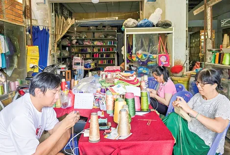 Cô Hoa 20 năm lặng thầm dạy nghề miễn phí cho người khuyết tật