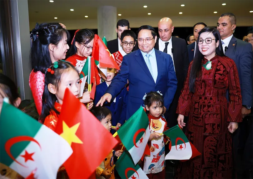 Thủ tướng Phạm Minh Chính và Phu nhân gặp mặt cộng đồng người Việt Nam tại Algeria