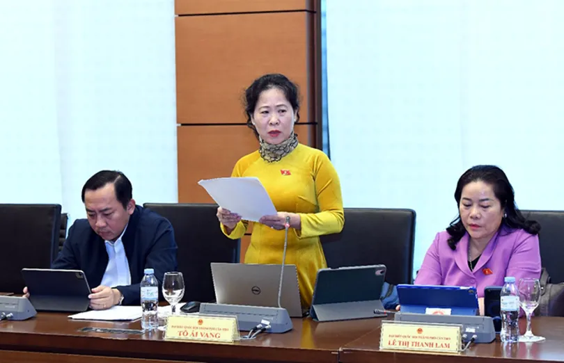 Đoàn Đại biểu Quốc hội TP Cần Thơ thảo luận tại Tổ về dự thảo các nghị quyết của Quốc hội
