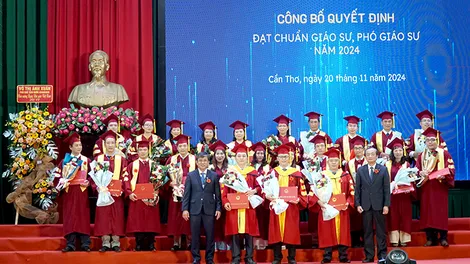 Đại học Cần Thơ và Trường Đại học Y Dược Cần Thơ có thêm nhiều 
tân giáo sư và phó giáo sư