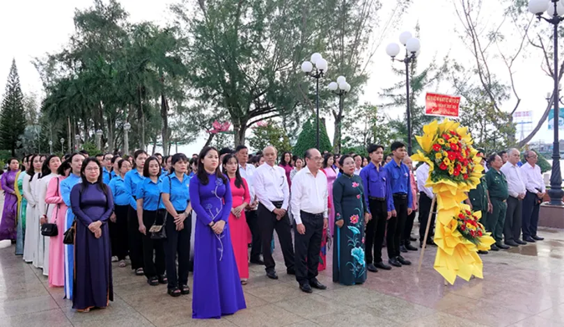 Đoàn đại biểu dự Đại hội đại biểu MTTQVN TP Cần Thơ viếng Tượng đài Chủ tịch Hồ Chí Minh