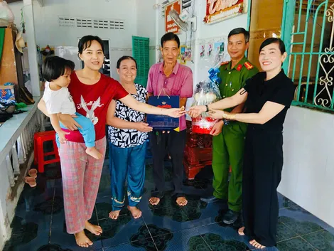 Nhặt chiếc nhẫn trị giá trăm triệu đồng, giao nộp để trả người đánh rơi