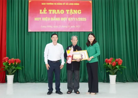Đảng ủy xã Long Hưng trao Huy hiệu Đảng tặng các đảng viên cao niên tuổi Đảng