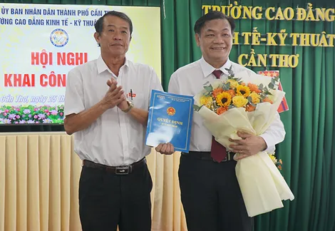 Trao quyết định nghỉ hưu 
đối với thầy Nguyễn Thành Long, Hiệu trưởng Trường Cao đẳng 
Kinh tế - Kỹ thuật Cần Thơ