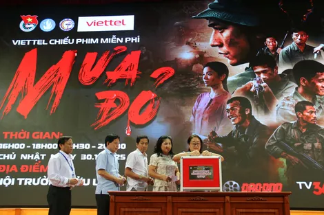 Trường Đại học Y Dược Cần Thơ chiếu phim “Mưa đỏ”, vận động ủng hộ đồng bào miền Trung