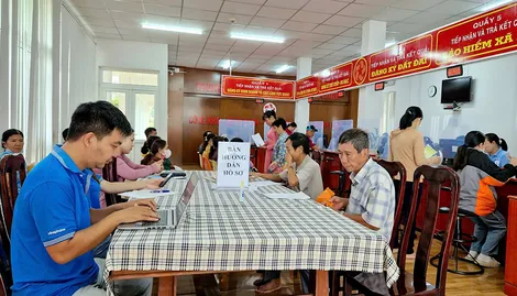 Xã Long Phú hỗ trợ người yếu thế trong thực hiện thủ tục hành chính