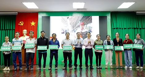 Họp mặt gia đình có người thân đi làm việc ở nước ngoài theo hợp đồng