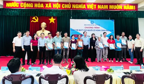 Tặng thẻ bảo hiểm y tế cho người có hoàn cảnh khó khăn