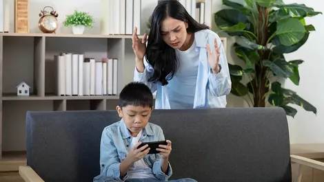 Nỗi lo của các bà mẹ trong thời đại số