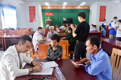 Khám bệnh, tư vấn, cấp thuốc miễn phí cho 350 gia đình tại xã Hồ Đắc Kiện