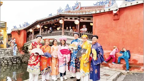 Sắc áo Việt trong hành trình du lịch