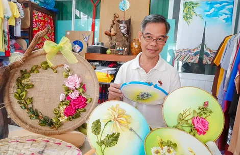 Độc đáo những tác phẩm thêu ruy-băng 2 mặt