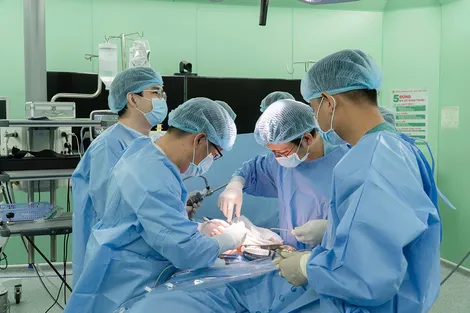 Mổ 2 giai đoạn điều trị bệnh rò đại tràng sigma - bàng quang phức tạp