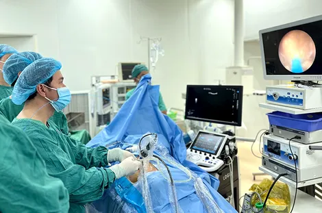 Bệnh viện Đa khoa TP Cần Thơ thực hiện nhiều kỹ thuật cao điều trị sỏi thận