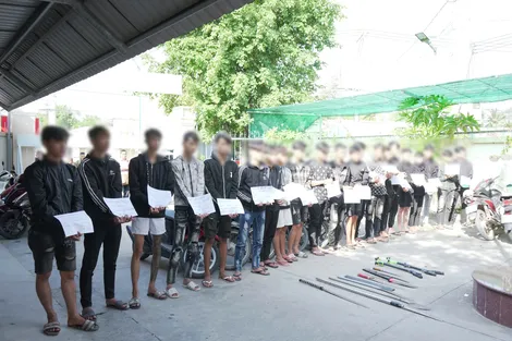 Kịp thời giải tán hàng chục thanh thiếu niên mang theo hung khí tụ tập trên đường