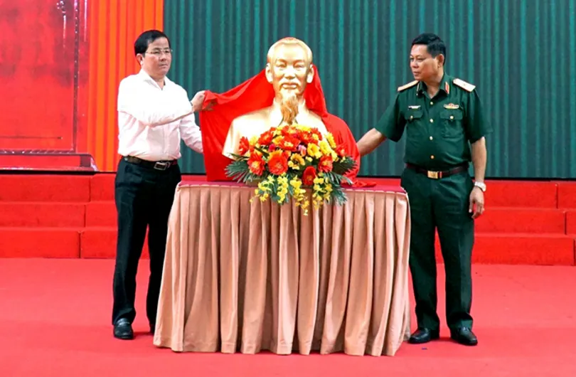 Quân ủy Trung ương, Bộ Quốc phòng trao tặng tượng chân dung Chủ tịch Hồ Chí Minh cho các xã, phường thuộc TP Cần Thơ