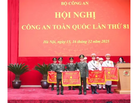Công an TP Cần Thơ tiếp tục được nhận Cờ thi đua của Bộ Công an