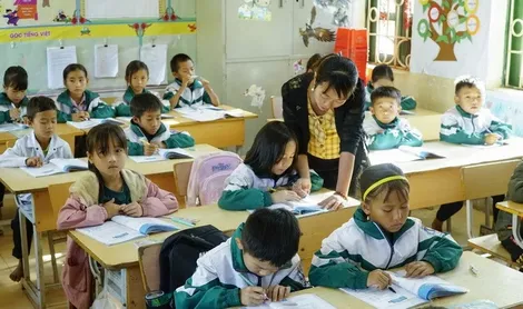 Ưu tiên các chương trình dạy tiếng Lào, Campuchia tại các xã biên giới