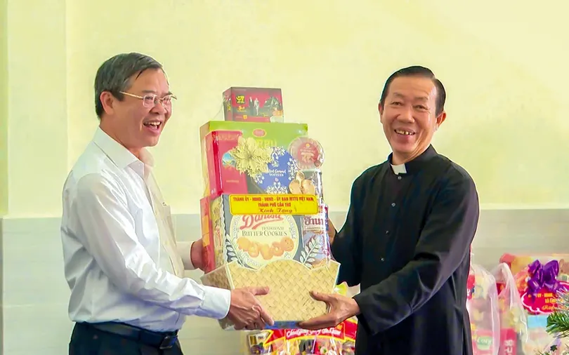 Chủ tịch UBND TP Cần Thơ Trương Cảnh Tuyên thăm, chúc mừng Giáng sinh tại Nhà thờ Vị Tín và Nhà thờ Trà Lồng