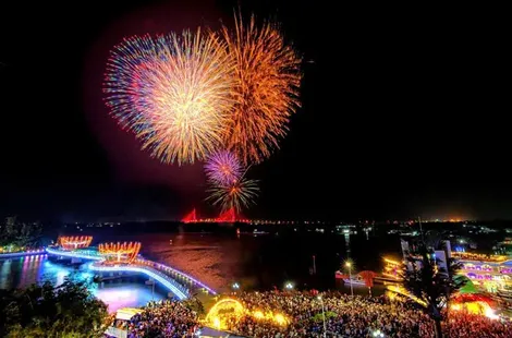 Bắn pháo hoa nổ tầm thấp chào mừng Lễ hội Văn hóa Sông nước Cần Thơ