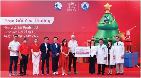 Prudential trao 2.600 phần quà Giáng sinh cho bệnh nhi tại TP Hồ Chí Minh và Hà Nội