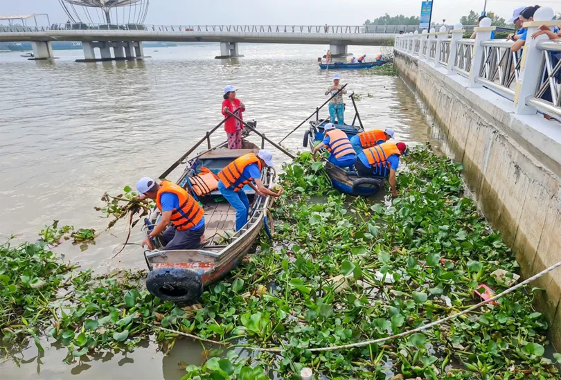 Ra quân thực hiện Chương trình thu gom rác thải, vớt rác, phát quang và làm sạch bờ sông, kênh, rạch