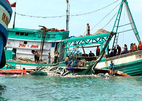 Cà Mau: Bộ đội Biên phòng kịp thời hỗ trợ cứu 13 ngư dân gặp nạn trên biển