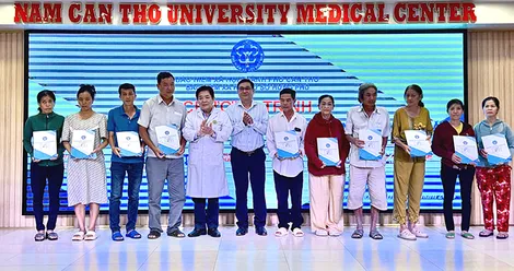 Trao sổ bảo hiểm xã hội và thẻ bảo hiểm y tế tặng người dân có hoàn cảnh khó khăn