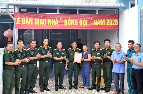 Bàn giao nhà Đồng đội