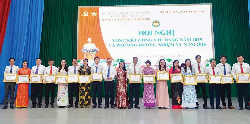 Tự hào chuẩn mức 1 - Khát vọng chuẩn mức 2