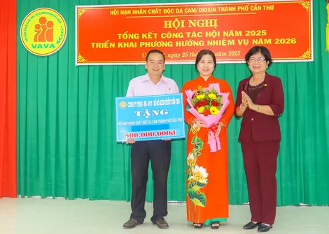 Hội Nạn nhân chất độc da cam/Dioxin TP Cần Thơ 8 năm liên tục nhận Cờ “Đơn vị dẫn đầu phong trào thi đua” 