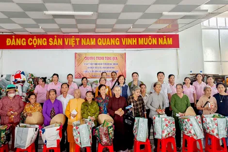 Xã Mỹ Phước trao 400 phần quà hỗ trợ người dân bị ảnh hưởng triều cường