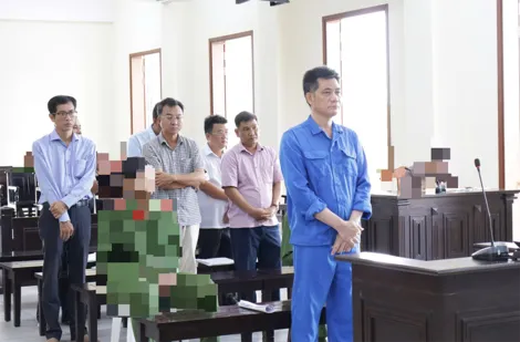 Tạm ngừng phiên tòa, tiếp tục thu thập chứng cứ liên quan vụ án vi phạm quy định về bồi thường, hỗ trợ, tái định cư