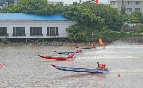Đua tốc độ trên sông nước Cần Thơ