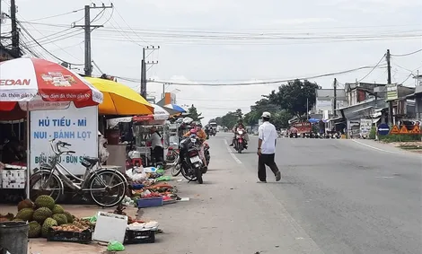 Sớm chấn chỉnh tình trạng lấn chiếm lòng, lề đường làm nơi mua bán